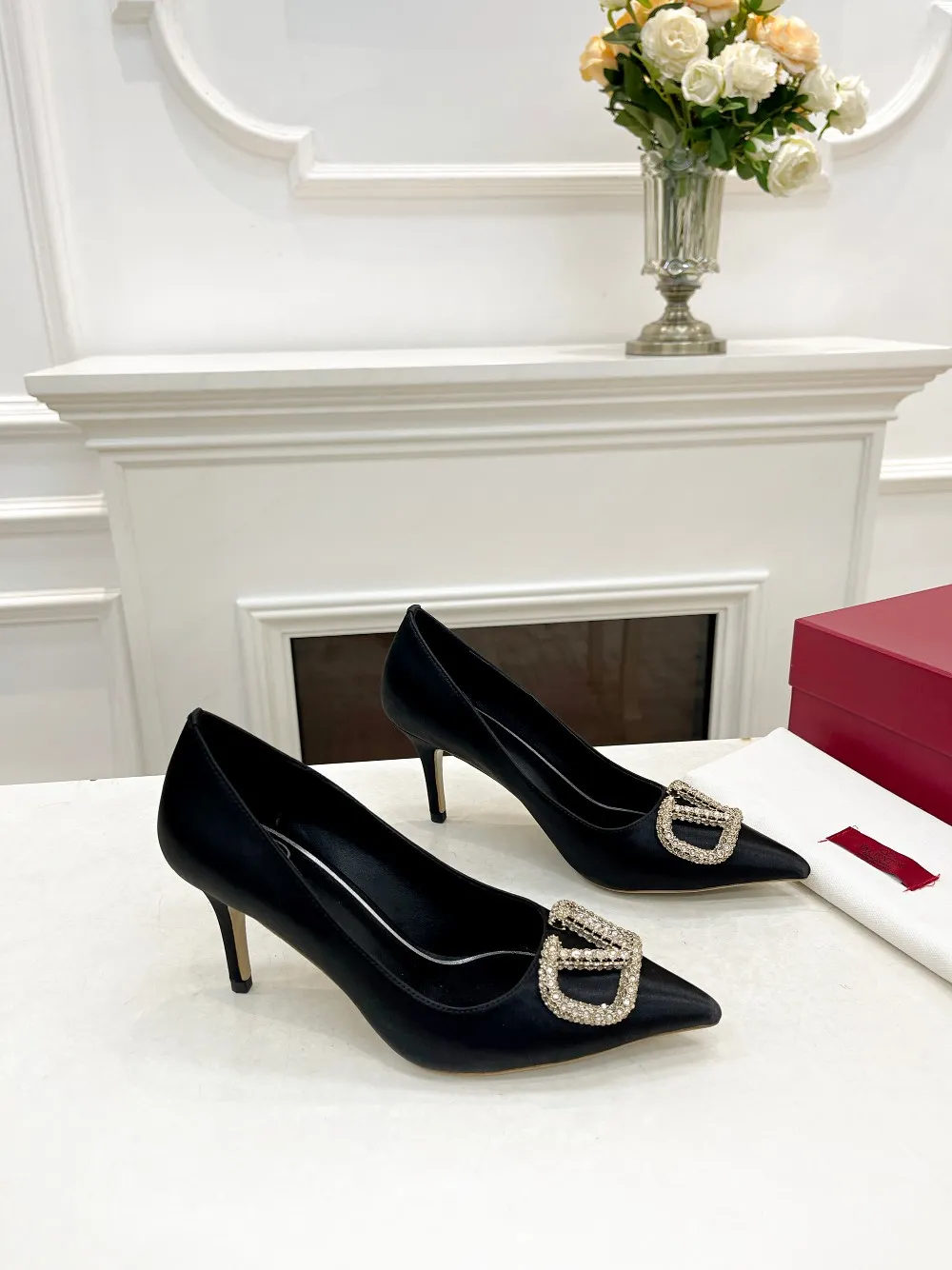 👟👟Ex-factory price 440👟👟 Genuine leather sole +40 Top version 𝑉𝐴𝐿𝐸𝑁𝑇𝐼𝑁𝑂 Valentino new spring and summer women's 8-color single shoes [Latest rhinestone buckle] brings out a full sense of luxury, and the new season will live up to expectations! Worth buying ★Absolutely high-grade❥Original method, Absolute sensibility❥Elegant style, No-frills walking artifact Code number: 35-41 (34-42 customized) Fabric: Imported silk Lining: Sheepskin lining Heel height: 4cm～7.5cm2⃣️A choice of leather outsole Rubber outsole